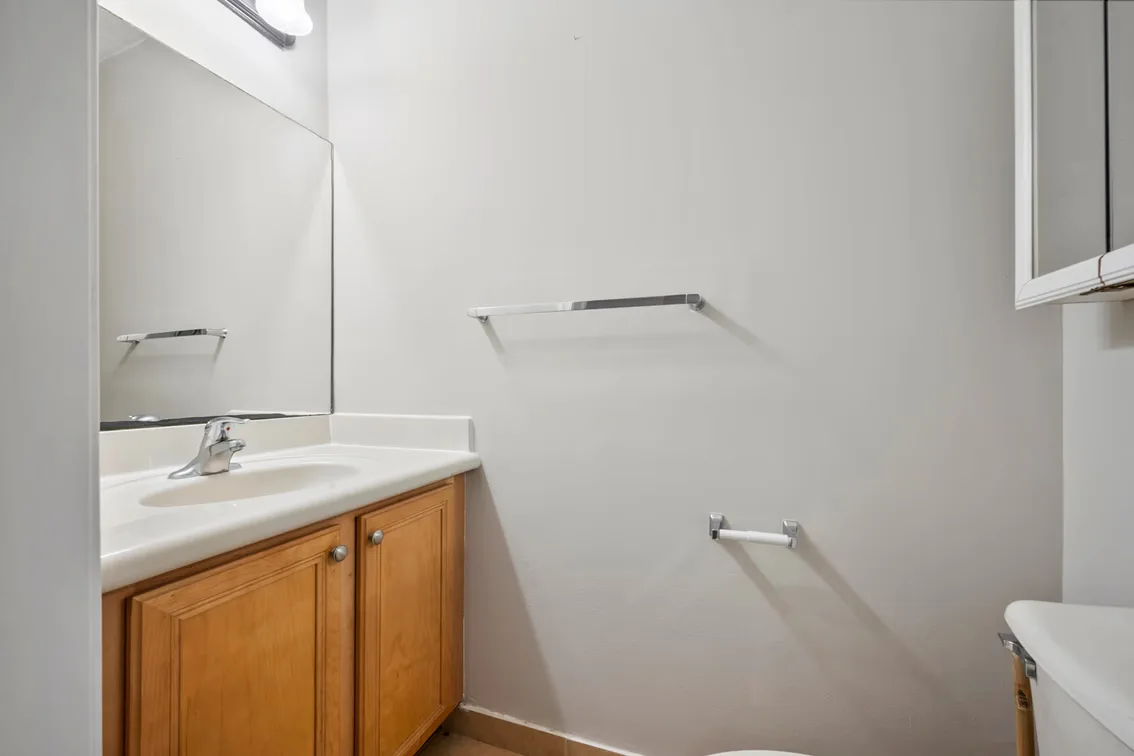 Thousand Oaks Townhouse Riviera Beach, Online Auction, Palm Beach County — auction photograph 15