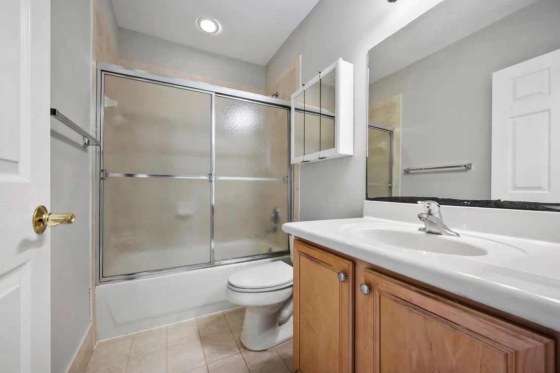 Thousand Oaks Townhouse Riviera Beach, Online Auction, Palm Beach County — auction photograph 21