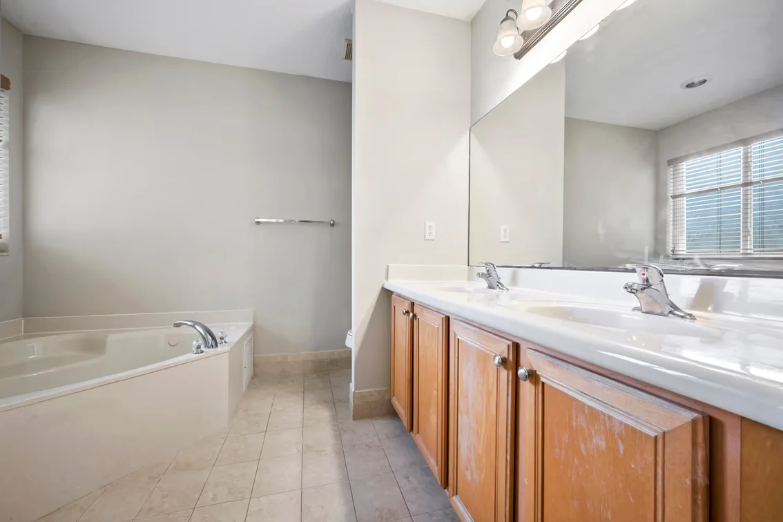 Thousand Oaks Townhouse Riviera Beach, Online Auction, Palm Beach County — auction photograph 29