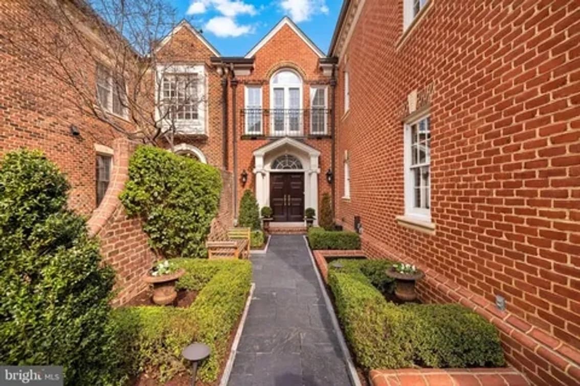 $2.8 Million McLean Mansion Luxury Downsizing Auction — auction photograph 2