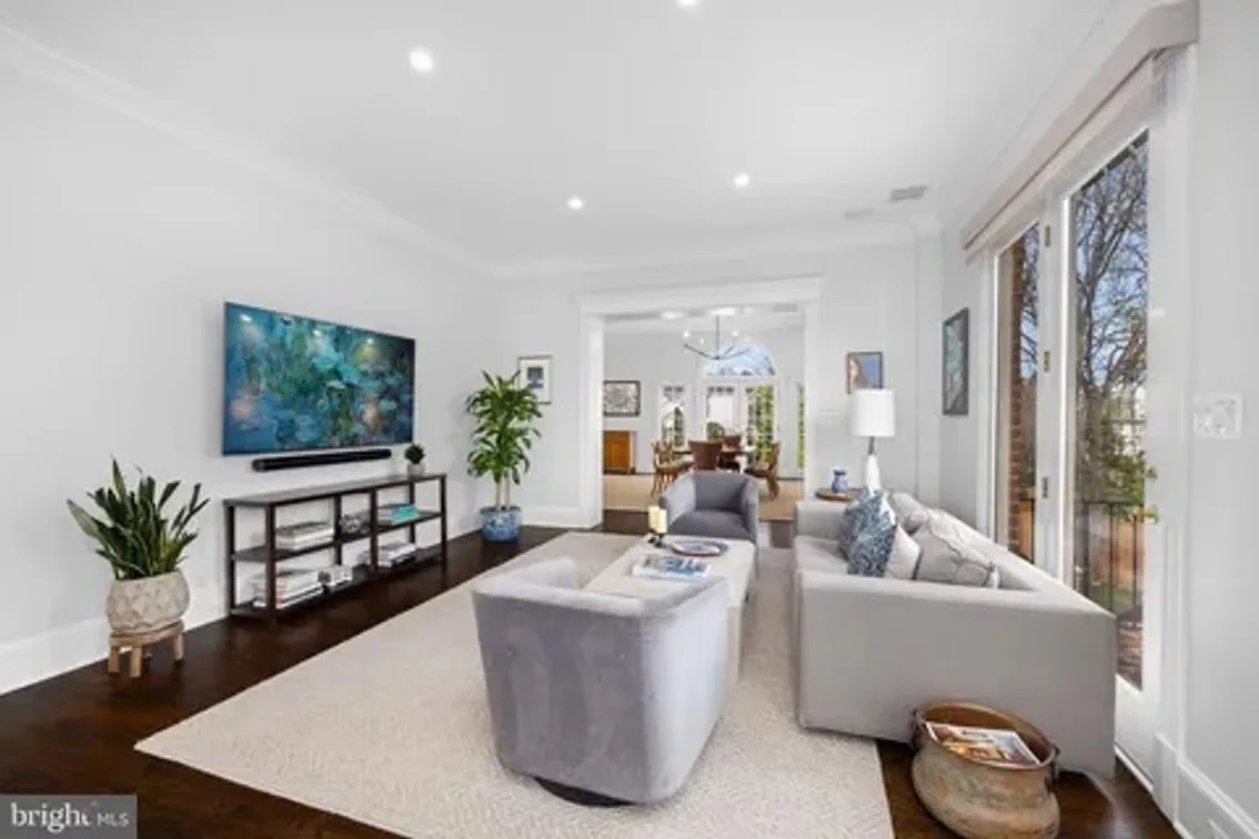 $2.8 Million McLean Mansion Luxury Downsizing Auction — auction photograph 3