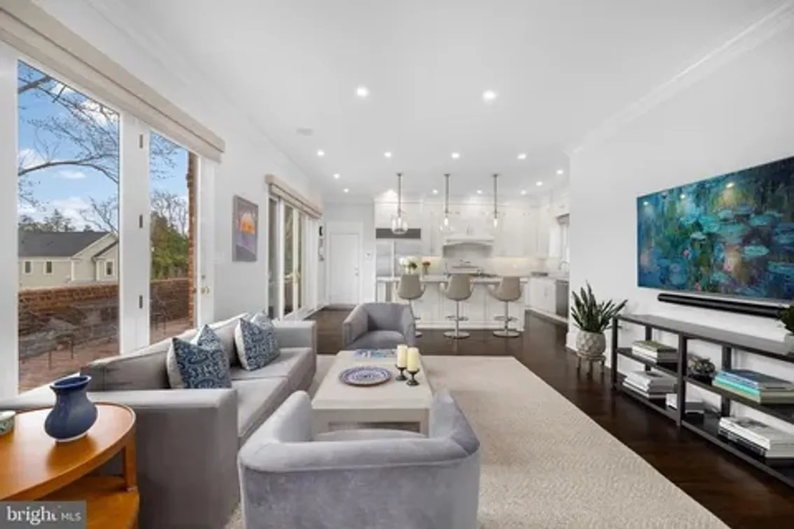 $2.8 Million McLean Mansion Luxury Downsizing Auction — auction photograph 4