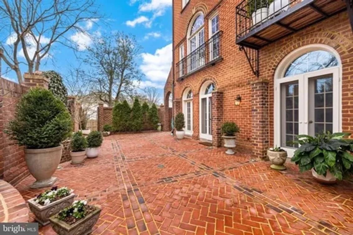 $2.8 Million McLean Mansion Luxury Downsizing Auction — auction photograph 8