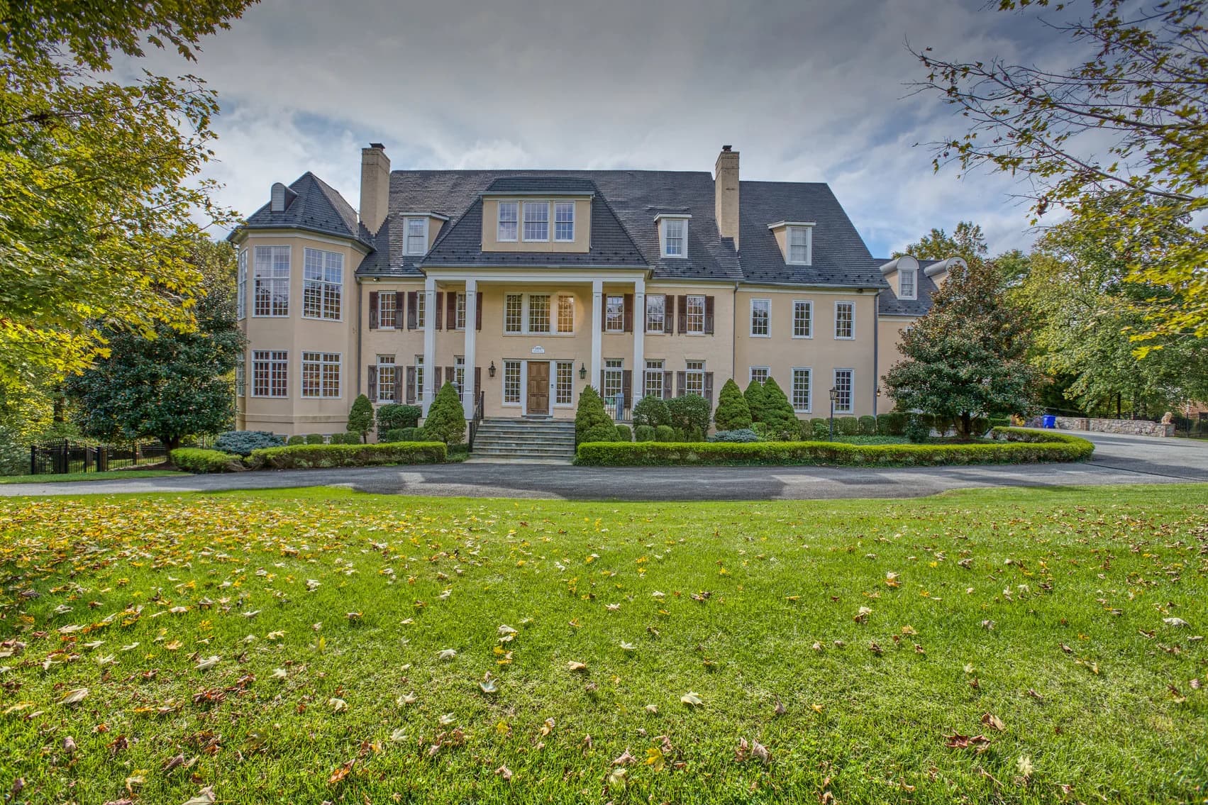 Potomac REAL ESTATE Online Auction, Palatine Manor — auction photograph 4