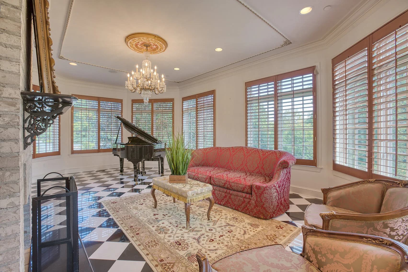Potomac REAL ESTATE Online Auction, Palatine Manor — auction photograph 8