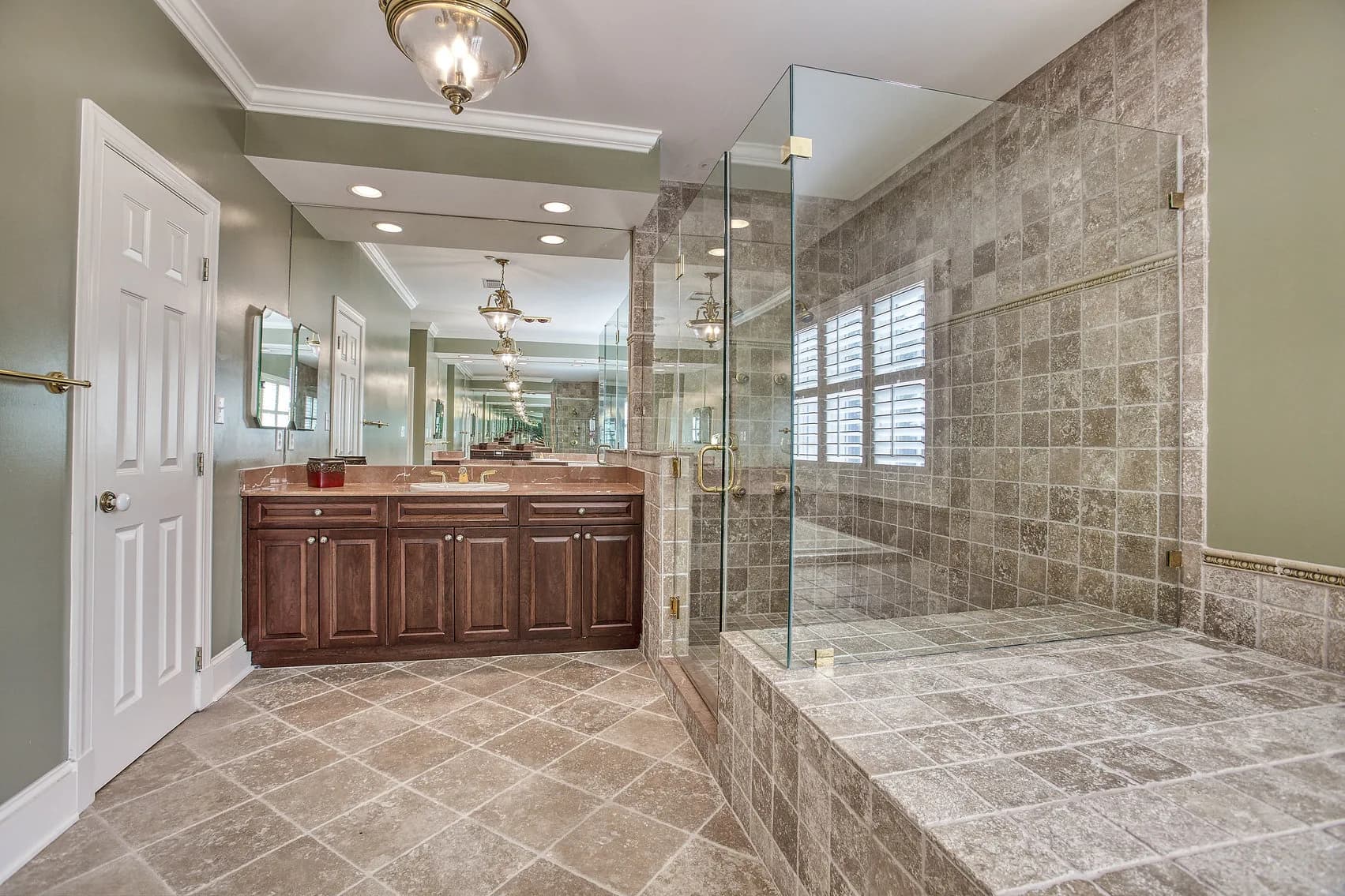 Potomac REAL ESTATE Online Auction, Palatine Manor — auction photograph 15