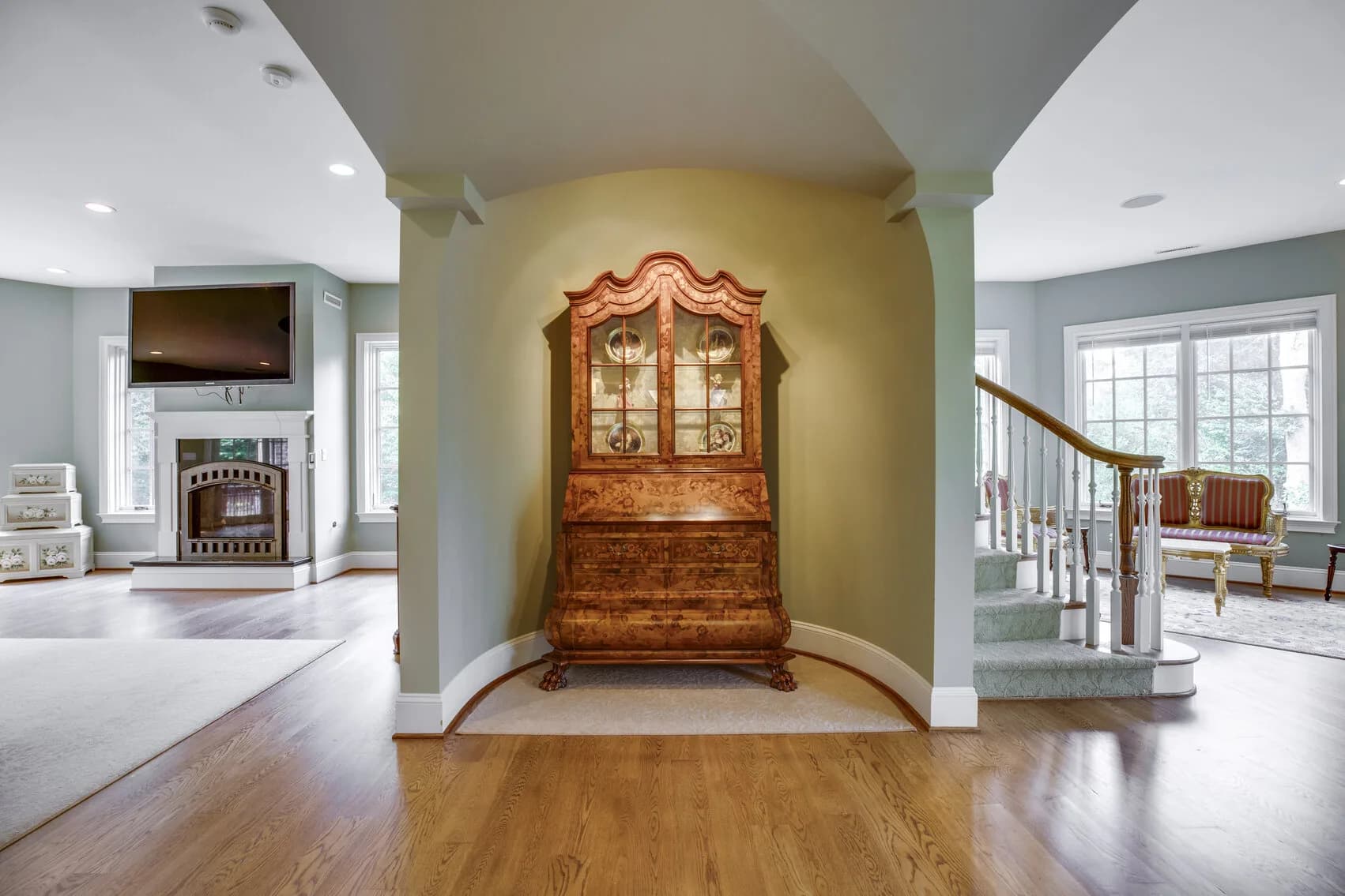 15,000 SF Luxury Springfield Mansion, Downsizing Online Auction — auction photograph 14